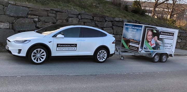Trafikkskole bil fra Randesund trafikkskole med tilhenger