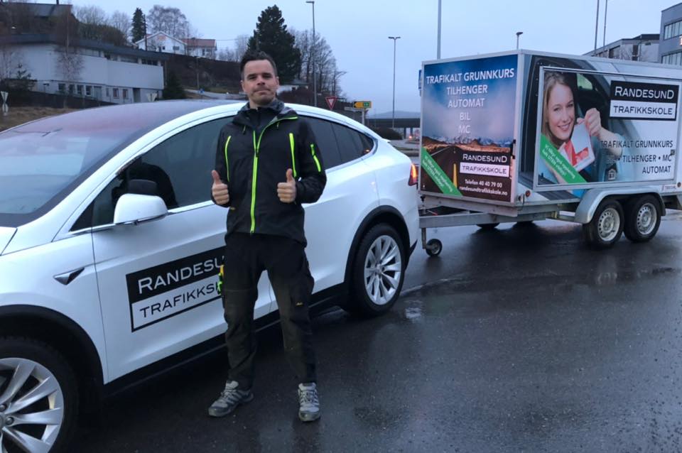 Elev foran bil med tilhenger hos Randesund trafikkskole