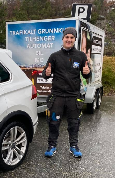 Elev foran bil med tilhenger klasse BE hos Randesund trafikkskole
