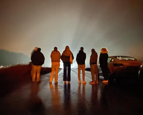 elever deltar i trafiaknt i mørket hos Randesund trafikkskole