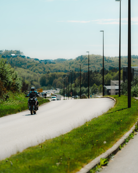 Randesund Trafikkskole-MC lappen Motorsykkel på veien i Randesund