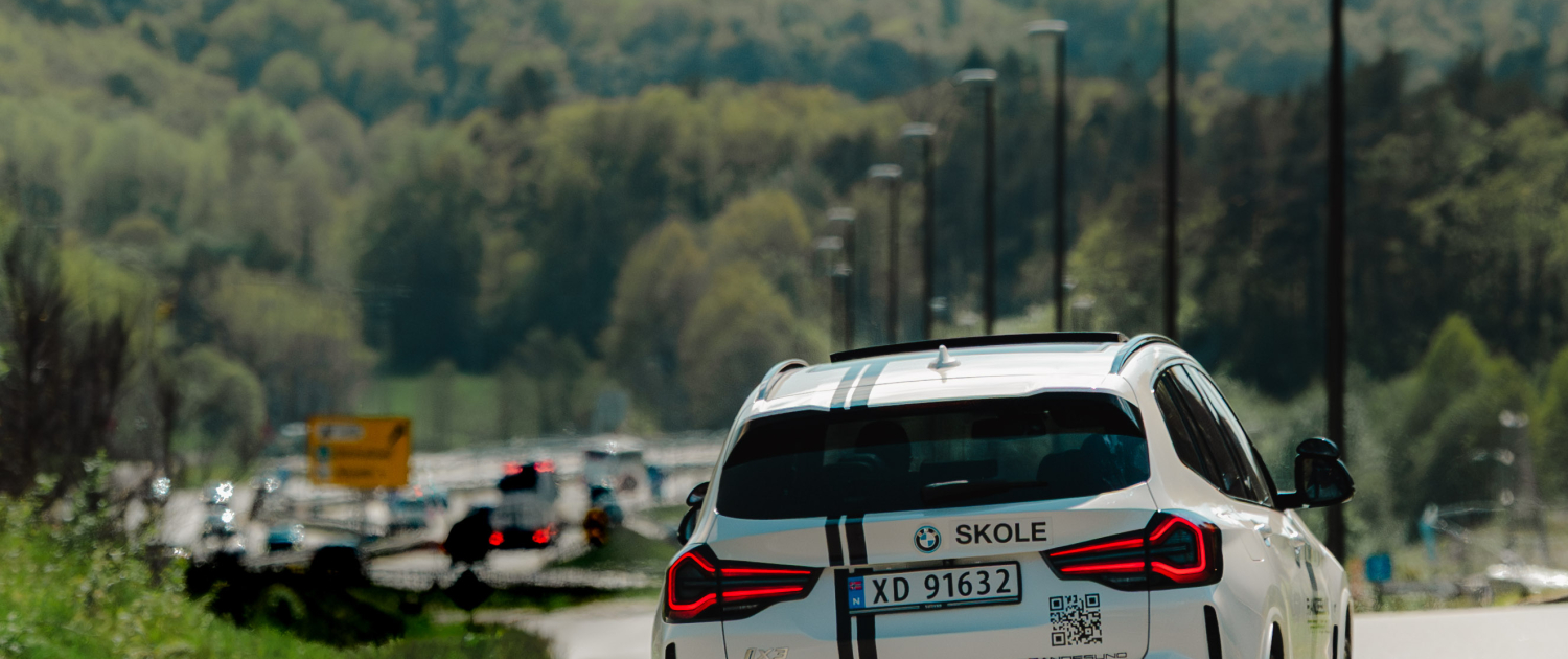 skolebil med skoleskilt fra Randesund trafikkskole