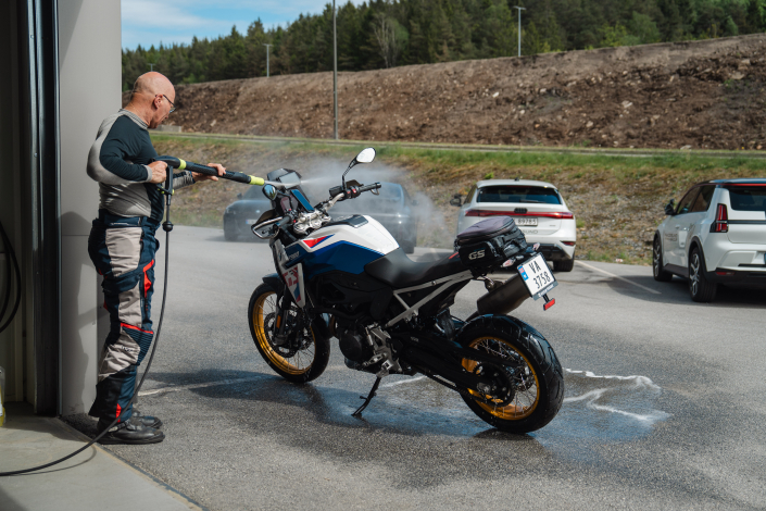 Randesund Trafikkskole-vask av motorsykkel 2 Kjetil vasker motorsykkelen hos Randesund trafikkskole i Kristiansand